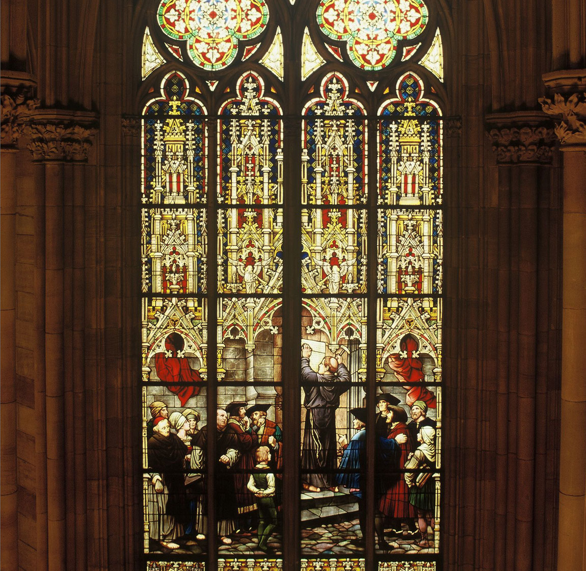 Das Reformationsfenster der Speyerer Gedächtniskirche bildet Luthers Thesenanschlag ab. Foto: Zentralarchiv der Ev. Kirche der Pfalz/Renate J. Deckers-Matzko