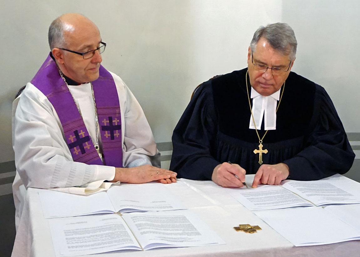 Zeichen für Versöhnung und Vergebung: Bischof Hans-Jörg Voigt (links) und Kirchenpräsident Christian Schad. 