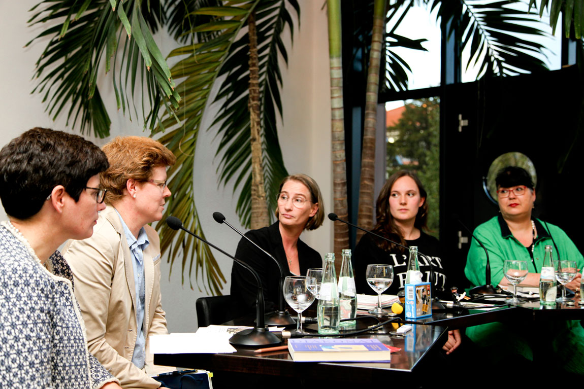 Dagmar Mensink, Astrid von Schlachta, Claudia Kettering, Lea Siegfried und Silke Schwarzstein (von links). Foto: Donauer