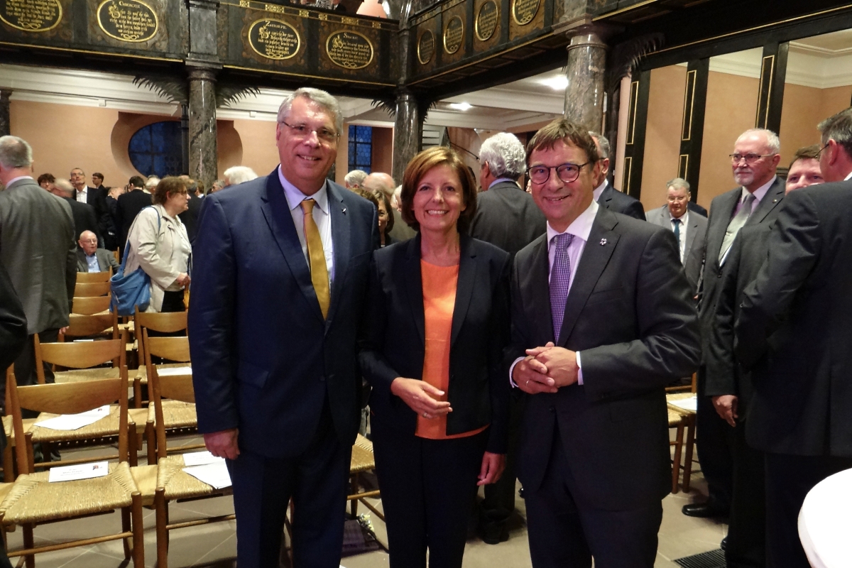 Der hessen-nassauische Kirchenpräsident Volker Jung (rechts) hat anlässlich des Jubiläums "200 Jahre Nassauische Union" Ministerpräsidentin Malu Dreyer (Mitte) und Kirchenpräsident Christian Schad als Gäste eingeladen. Foto: LK