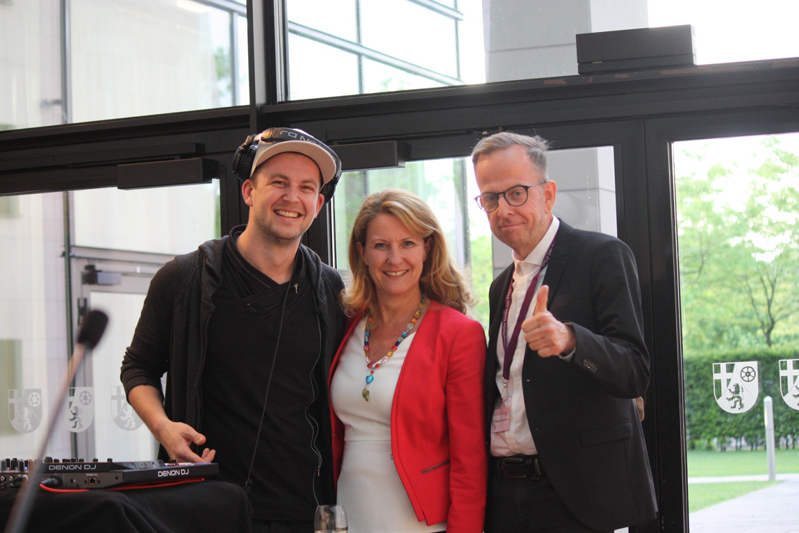Gute (Ein-) Stimmung: DJ Olde (links), Gastgeberin Staatssekretärin Heike Raab und Kirchenrat Wolfgang Schumacher. Fotos: lk