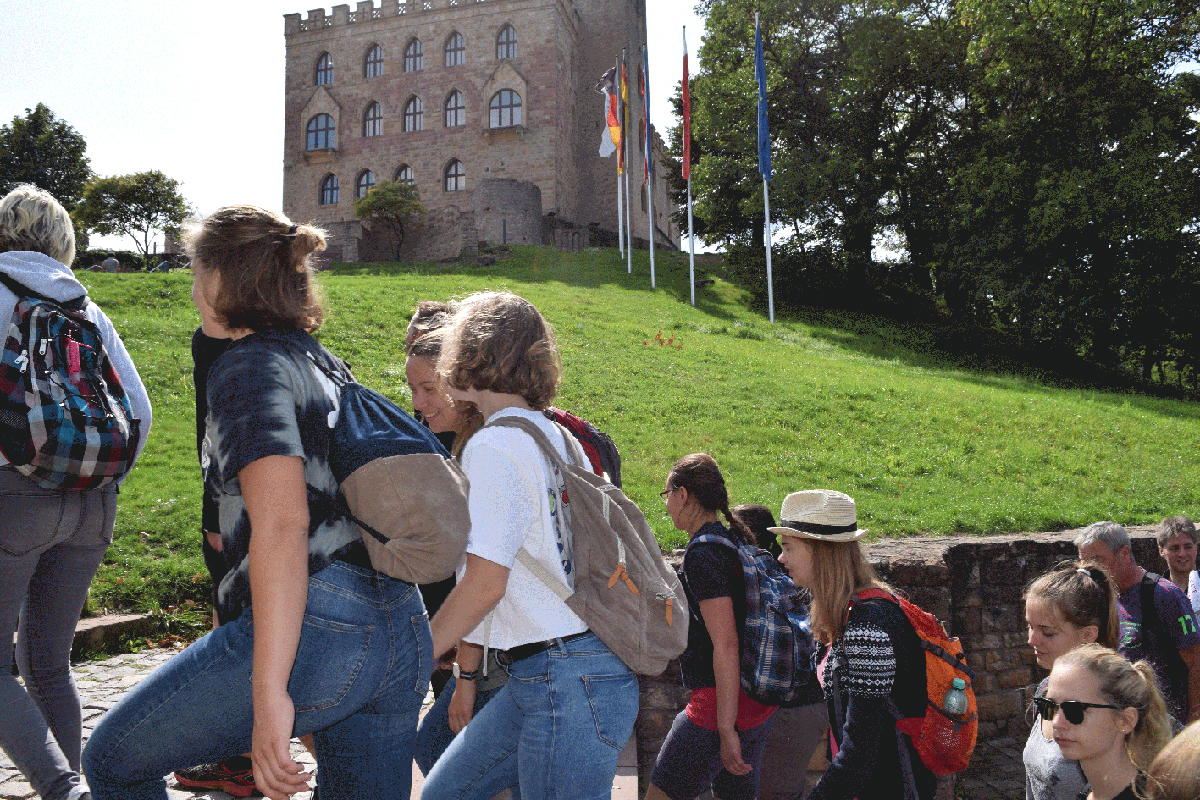 Die Wanderung führte die Teilnehmer über eine ca. 10 km lange Route zum Hambacher Schloss.