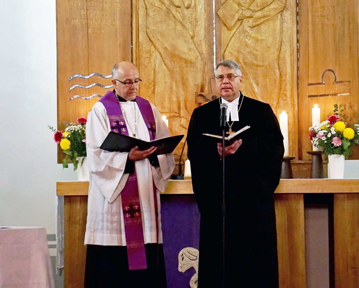 Bischof Hans-Jörg Voigt (links) und Kirchenpräsident Christian Schad haben in Berlin einen Dank- und Versöhnungsgottesdienst gefeiert.  