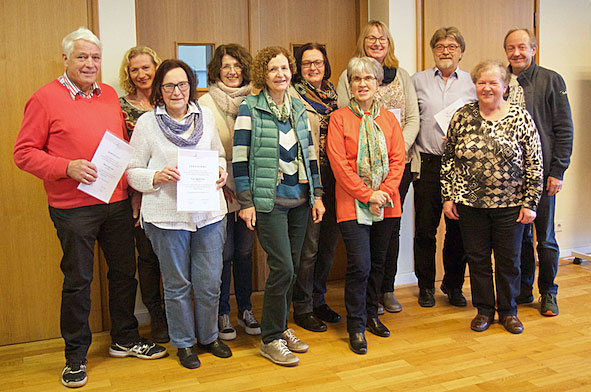 Bringen ihre Kompetenzen im Umwelt- und Sozialbereich ein: die neu ausgebildeten Seniortrainer. Foto: Horst Roos
