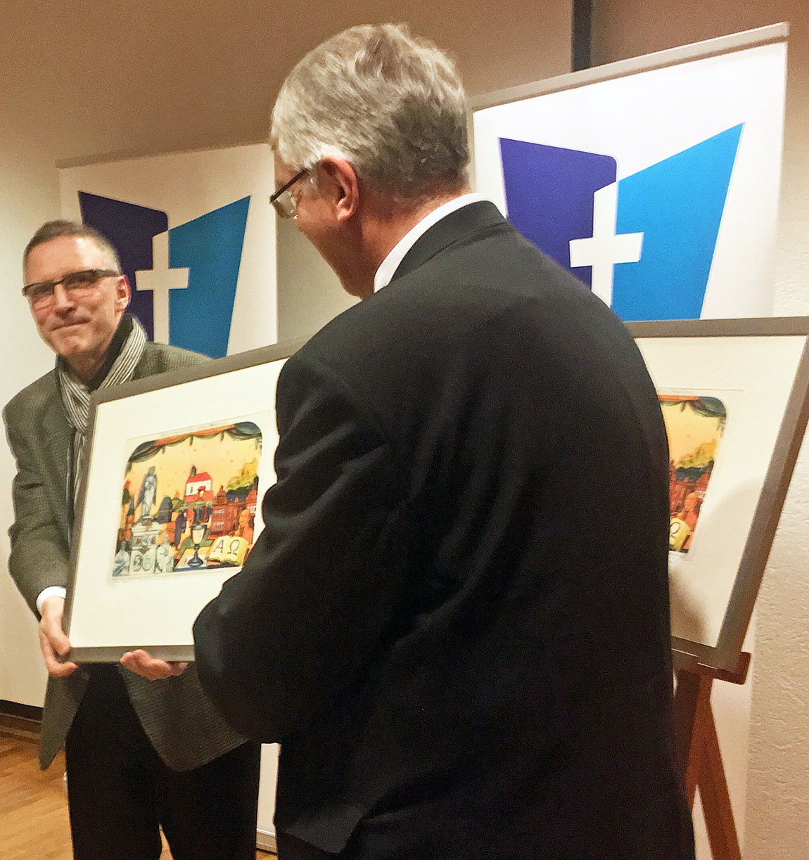 Künstler Gerhard Hofmann (li.) und Kirchenpräsident Christian Schad präsentieren die Unionsgrafik. Foto: lk
