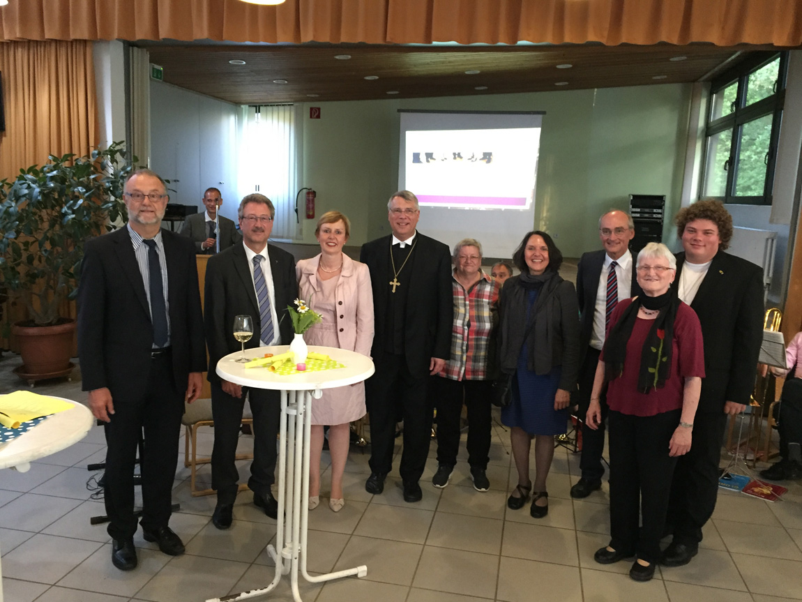 Die Vistitationskommission mit Kirchenpräsident Schad (Mitte) und den Ehrenamtlichen Christa Hellwig (rechts neben Schad) sowie Karin Lauer und Kevin Höh (rechts). Foto: dv