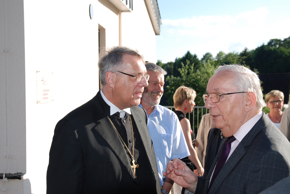 Kirchenpräsident Schad im Gespräch mit Dekan i.R. Baldur Melchior...