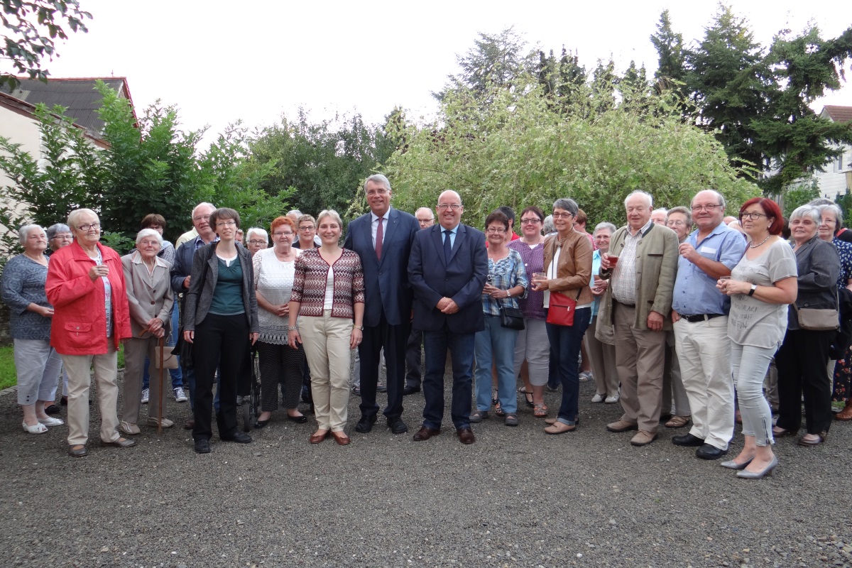 Rund 70 Interessierte kamen zu dem Vortrag: Kirchenpräsident Schad (Bildmitte) flankiert von der Pfarrerin von Einöllen, Iris Schmitt (links), Dekan Matthias Schwarz (rechts) und zahlreichen Gästen.