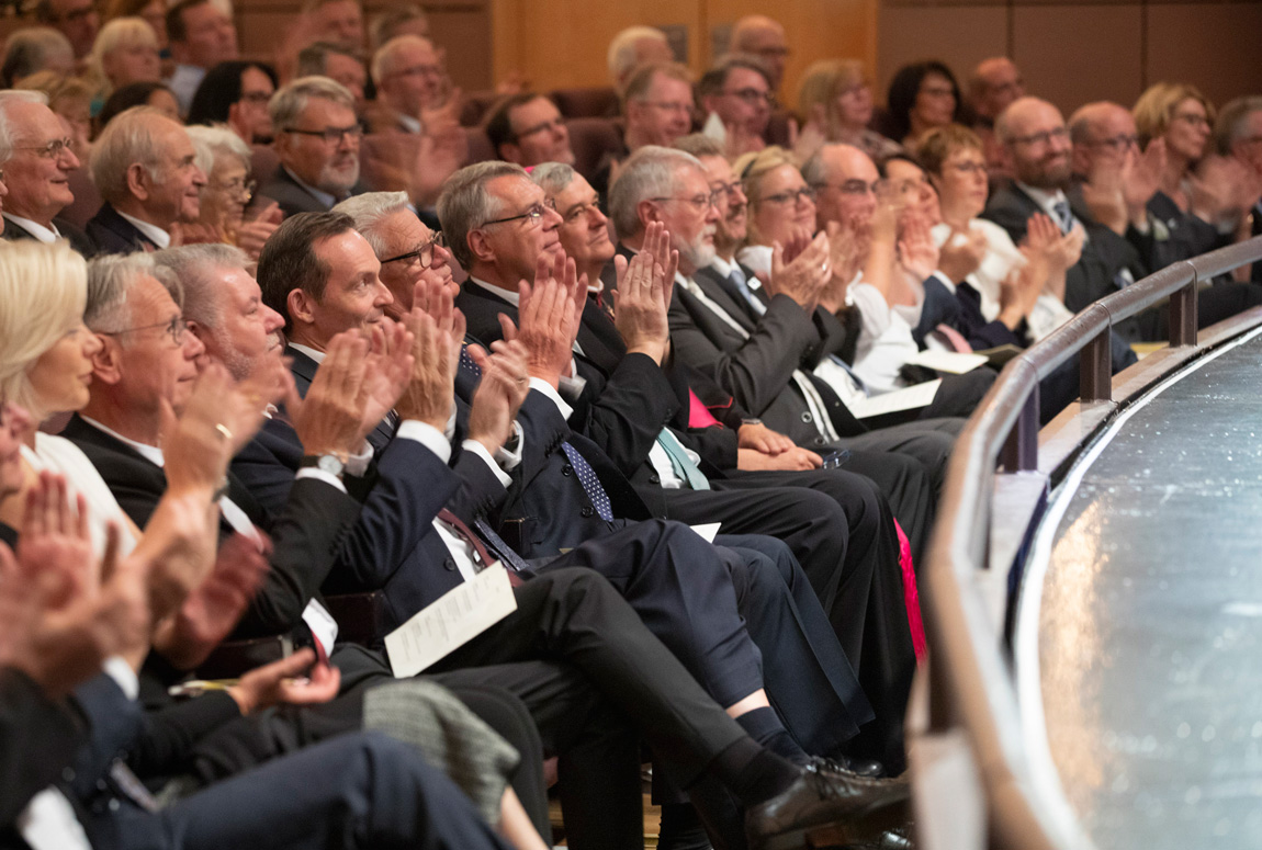 Festakt im Großen Saal des Pfalztheaters Kaiserslautern mit Gästen aus Kirche, Politik und Gesellschaft. Foto: view