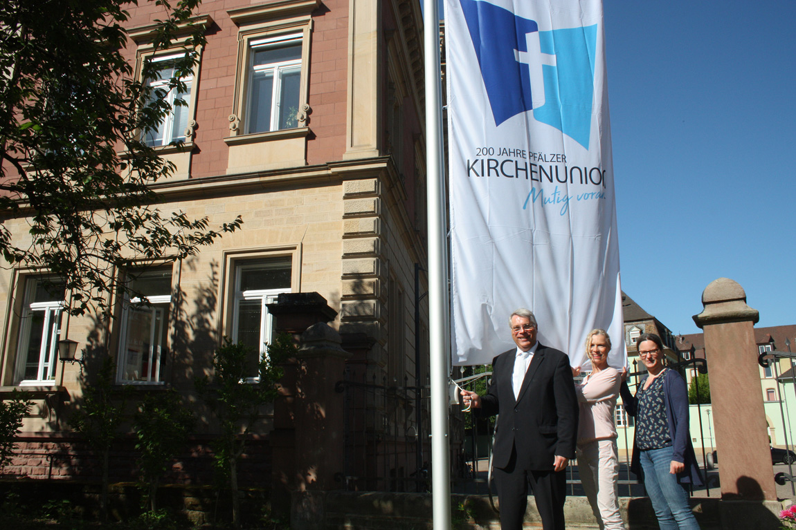 Kirchenpräsident Christian Schad und die Mitarbeiterinnen des Projektbüros, Mechthild Werner und Kerstin Herrmann (re.). Fotos: lk 