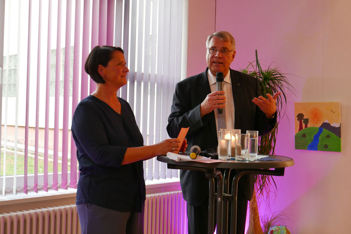 Helga Schreieck vom Haus der Familie interviewt Kirchenpräsident Schad. Fotos: lk