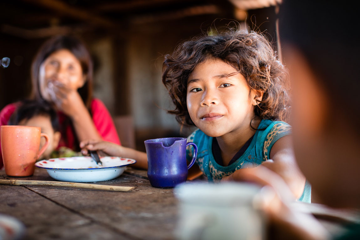 Das Aktionsmotiv zur 60. Aktion von Brot für die Welt "Hunger nach Gerechtigkeit" zeigt Adriana, 9 Jahre, aus Paraguay beim Frühstück. ©Kathrin Harms/Brot für die Welt