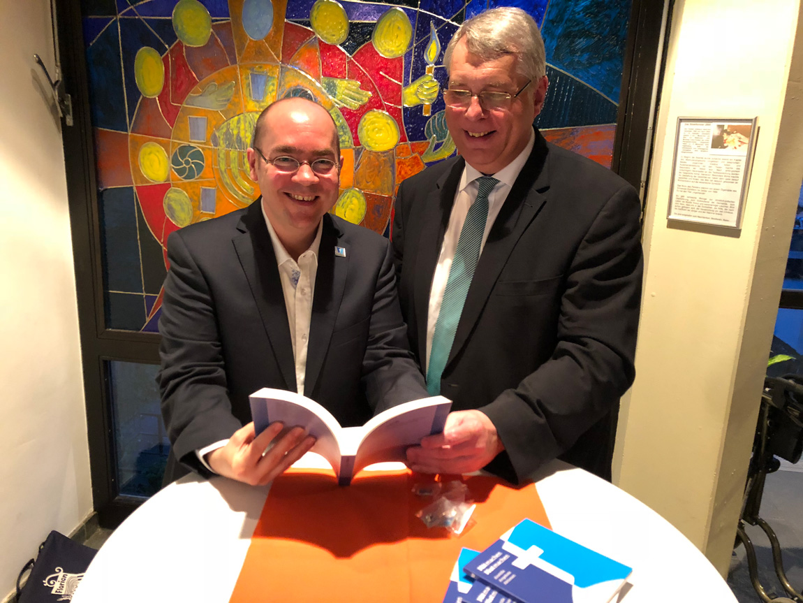 Autor Paul Metzger (links) und Kirchenpräsident Christian Schad bei der Buchvorstellung. Foto: lk