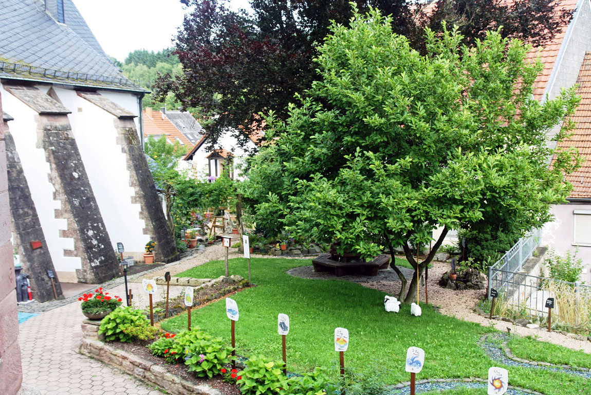 Oase der Ruhe: Der christlich-biblische Garten bei der Margarethenkirche in Niederkirchen im Ostertal. Foto: Werner