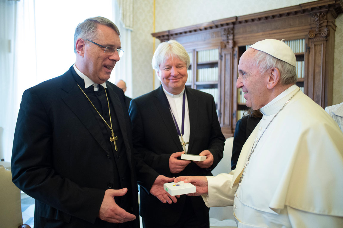 Päpstliche Medaille als Gastgeschenk: Papst Franziskus, Landesbischof Karl-Hinrich Manzke und Kirchenpräsident Christian Schad.