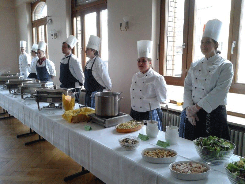 Angehende Köchinnen und Köche servieren ein leckeres Menu in der Suppenküche der Apostelkirche. Foto: BBS