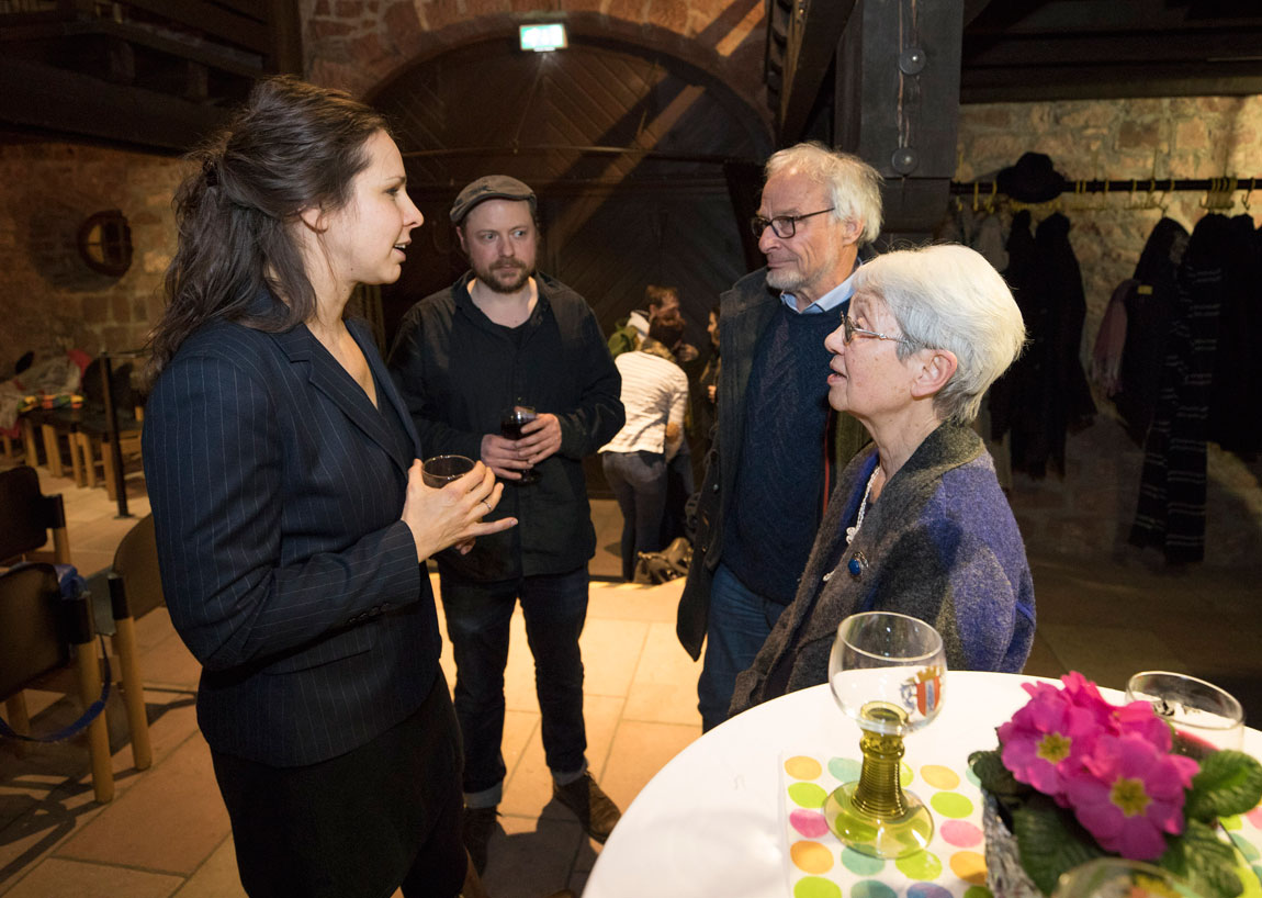 Regisseurin Eva Adorjan und Schauspieler Stephan Wriecz im Gespräch mit Besuchern. 