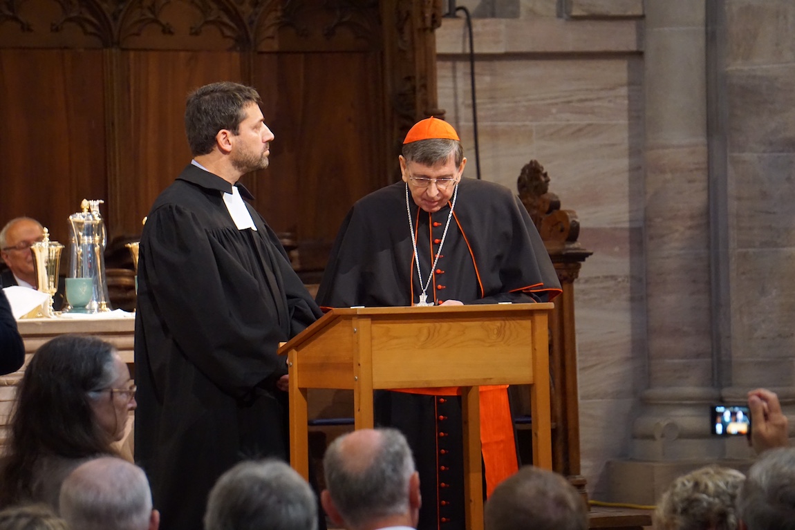 Kardinal Koch bei der Unterzeichnung der Absichtserklärung zum offiziellen Dialog zwischen GEKE und dem Vatikan. Links im Bild GEKE-Präsident Locher. Foto: lk