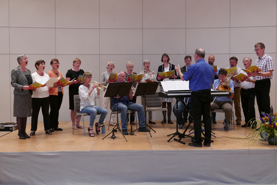 Der Theologen-Chor mit dem Posaunenchor des Dekanats unter der Leitung von Bezirkskantor Eckart Mayer. 