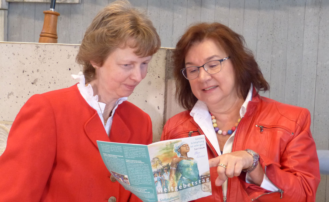 Brigitte Schaaf (links) und Ellen Löwer bereiten u.a. den Weltgebetstag in Haßloch vor. Foto: Wilhelm Rieger