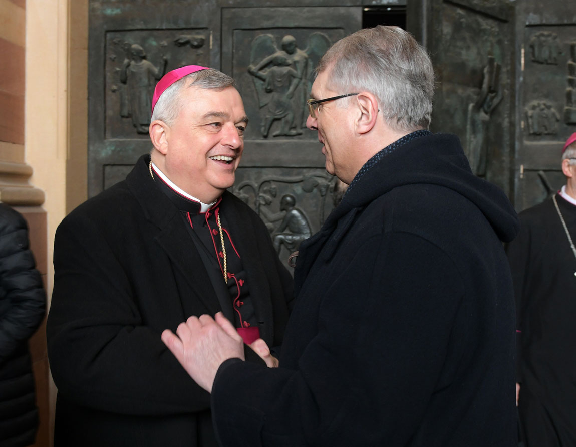 Kirchenpräsident Christian Schad hat Bischof Karl-Heinz Wiesemann zum zehnjährigen Amtsjubiläum gratuliert. Foto: Landry 