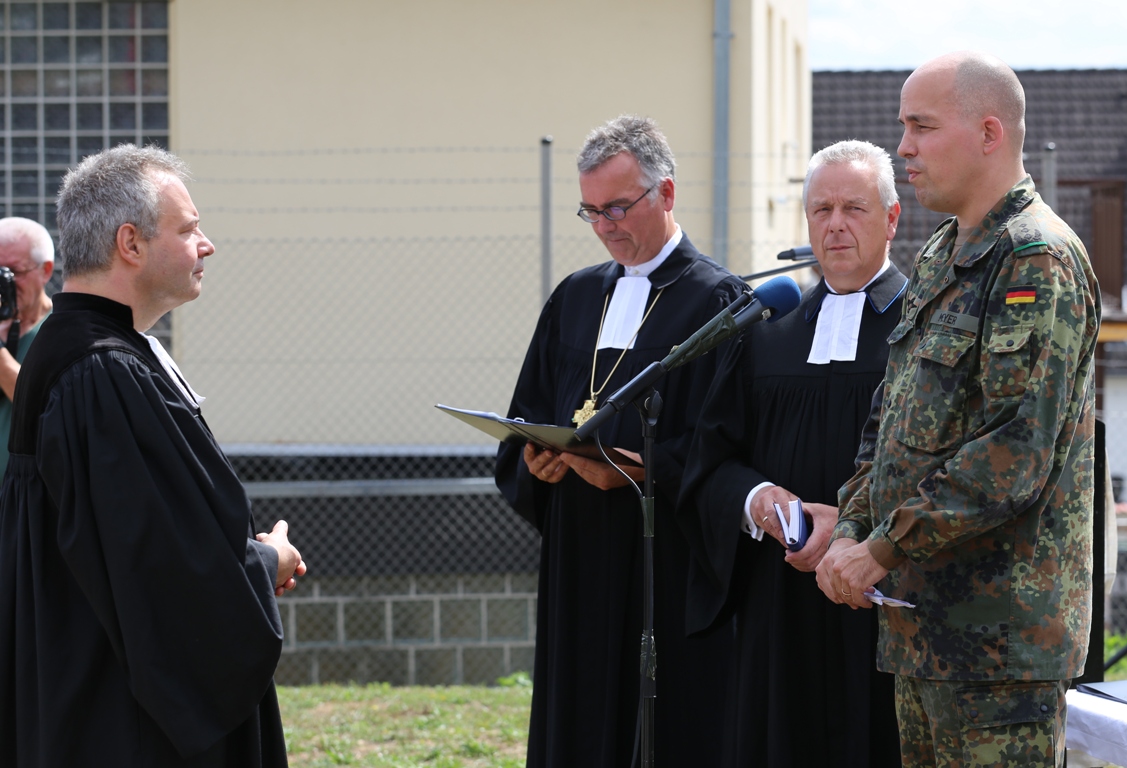 Ins Amt eingeführt: Alexander Beck (l.), Militärbischof Sigurd Rink (2.v.l.), Kommandeur Oberst Markus Meyer (r.)