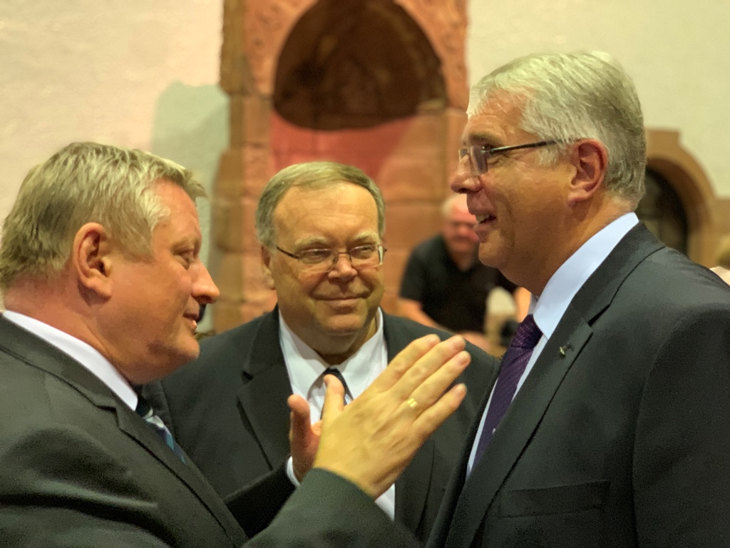 Im Dialog: Bundesminister a.D. Hermann Gröhe, Bezirkstagsabgeordneter Günther Ramsauer und Kirchenpräsident Christian Schad.