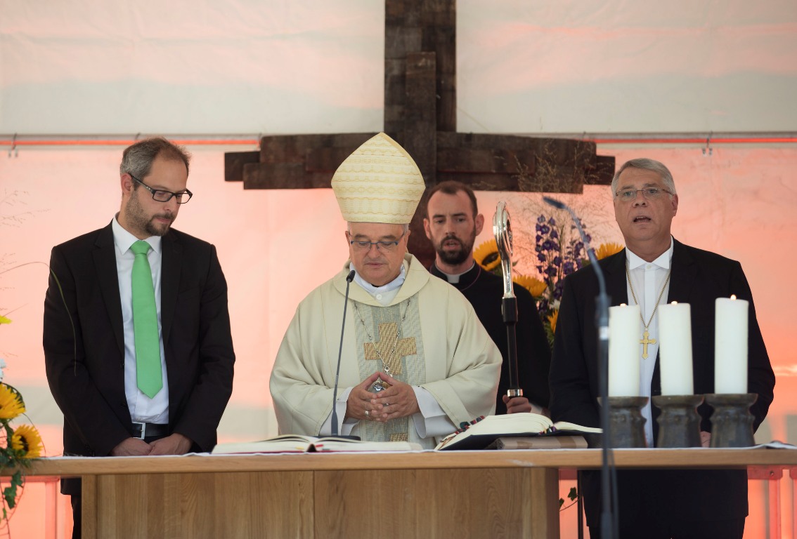 Abschlussegen von Kirchenpräsident Schad (r.) mit Bischof Wiesemann und Pastor Wagner (l.).