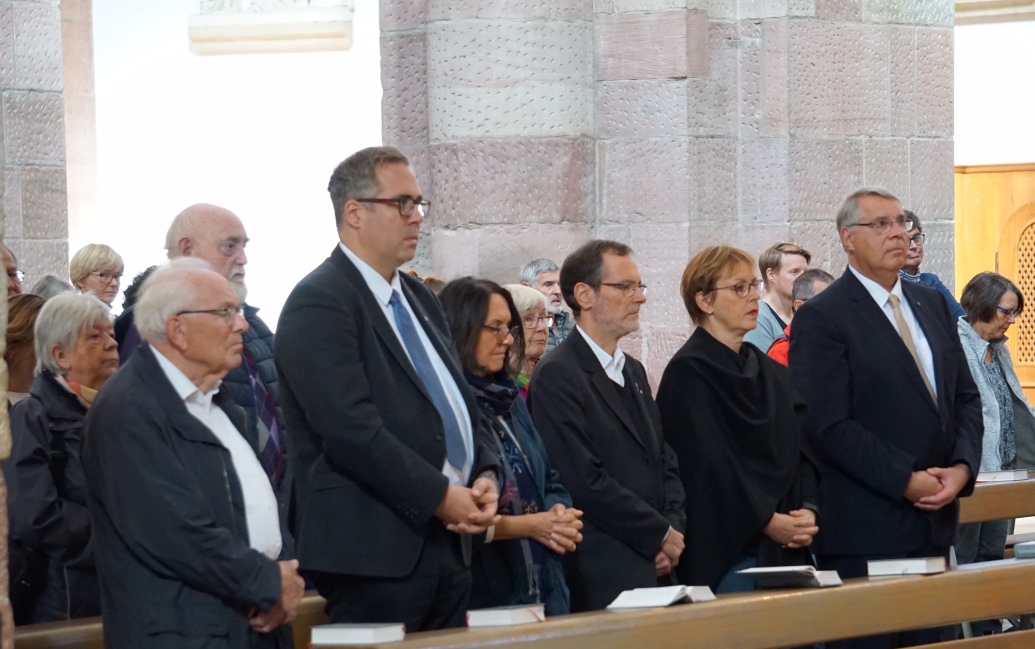 Fürbitte: Mitglieder des Domkapitels und des Landeskirchenrats mit Generalvikar Sturm (2.v.l.) und Kirchenpräsident Schad (rechts).