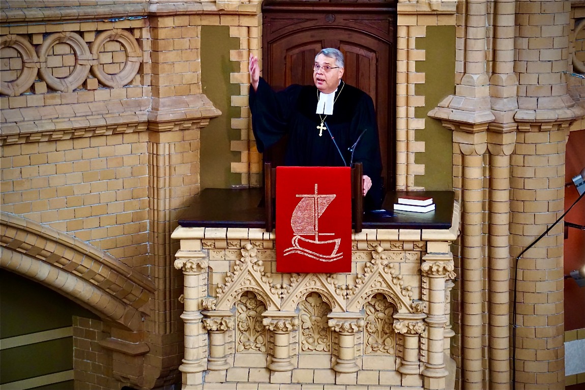 ﻿Kirchenpräsident Schad predigt zum 125–jährigen Jubiläum der Apostelkirche.