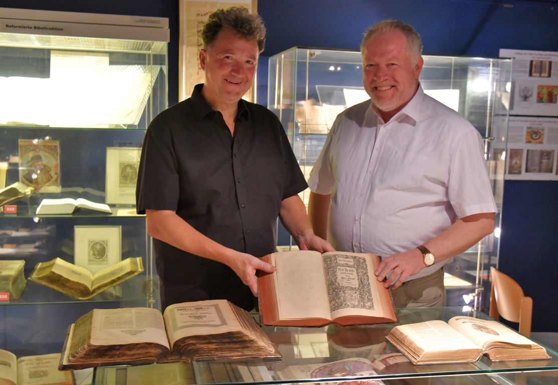 Übergabe einer historischen Bibel an den Vorsitzenden des Bibelvereins Michael Landgraf (links).