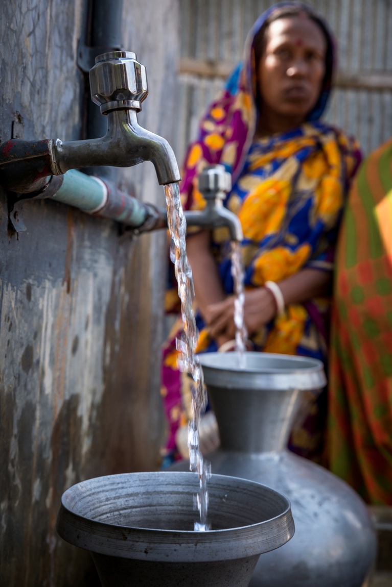 Solarbetriebene Entsalzungsanlagen wandeln das versalzene Grundwasser in Bangladesh in Trinkwasser um.