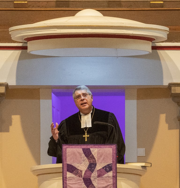 Plädiert für "Eine Welt": Kirchenpräsident Schad bei seiner Predigt.