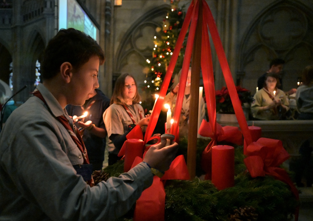 Pfadfinder entzünden die Kerzen am Adventskranz in der Gedächtniskirche Speyer.