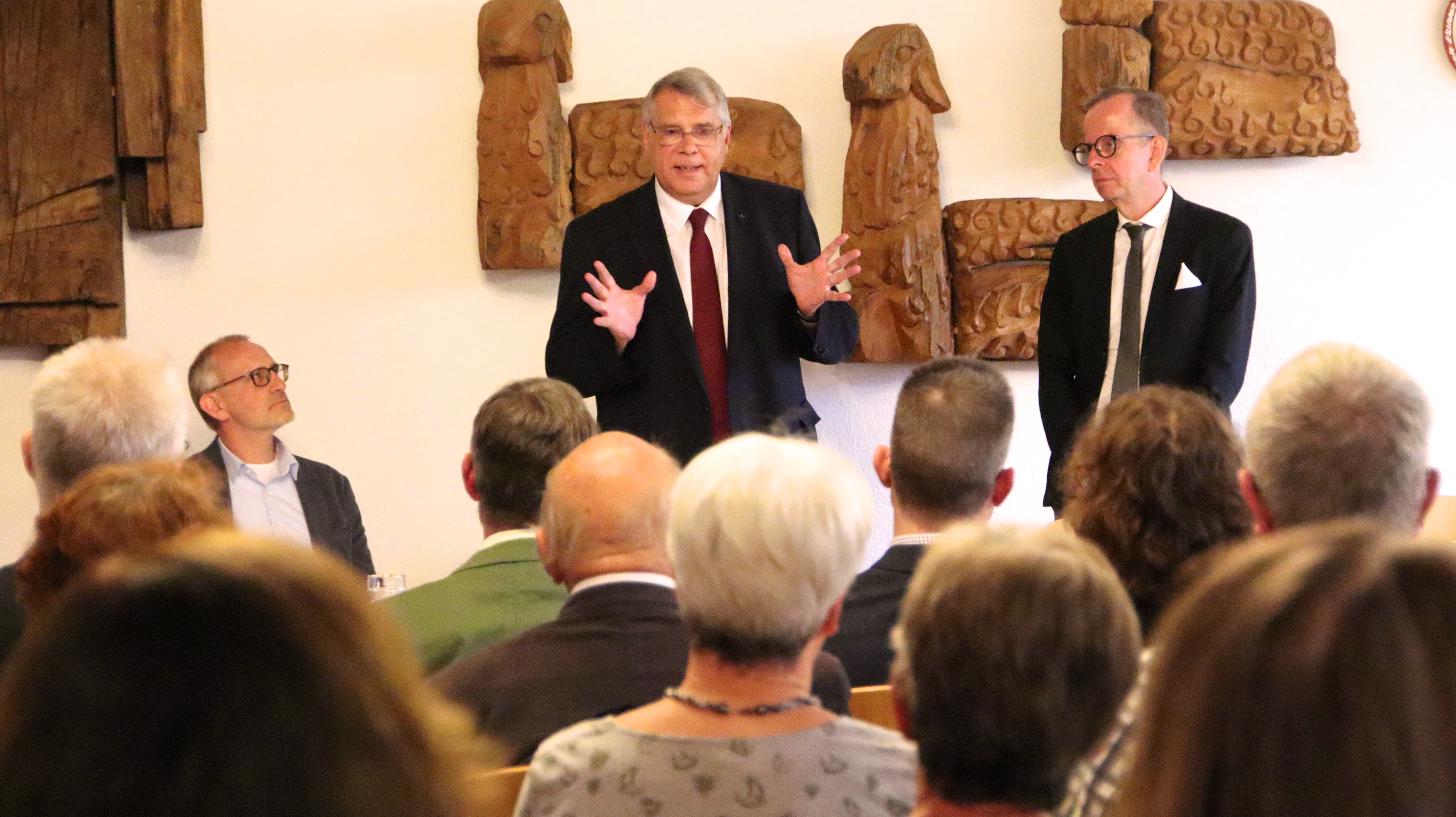 "MIT-reden": Kirchenpräsident Schad stellt sich den Fragen der Besucher (Foto: Schaaf)