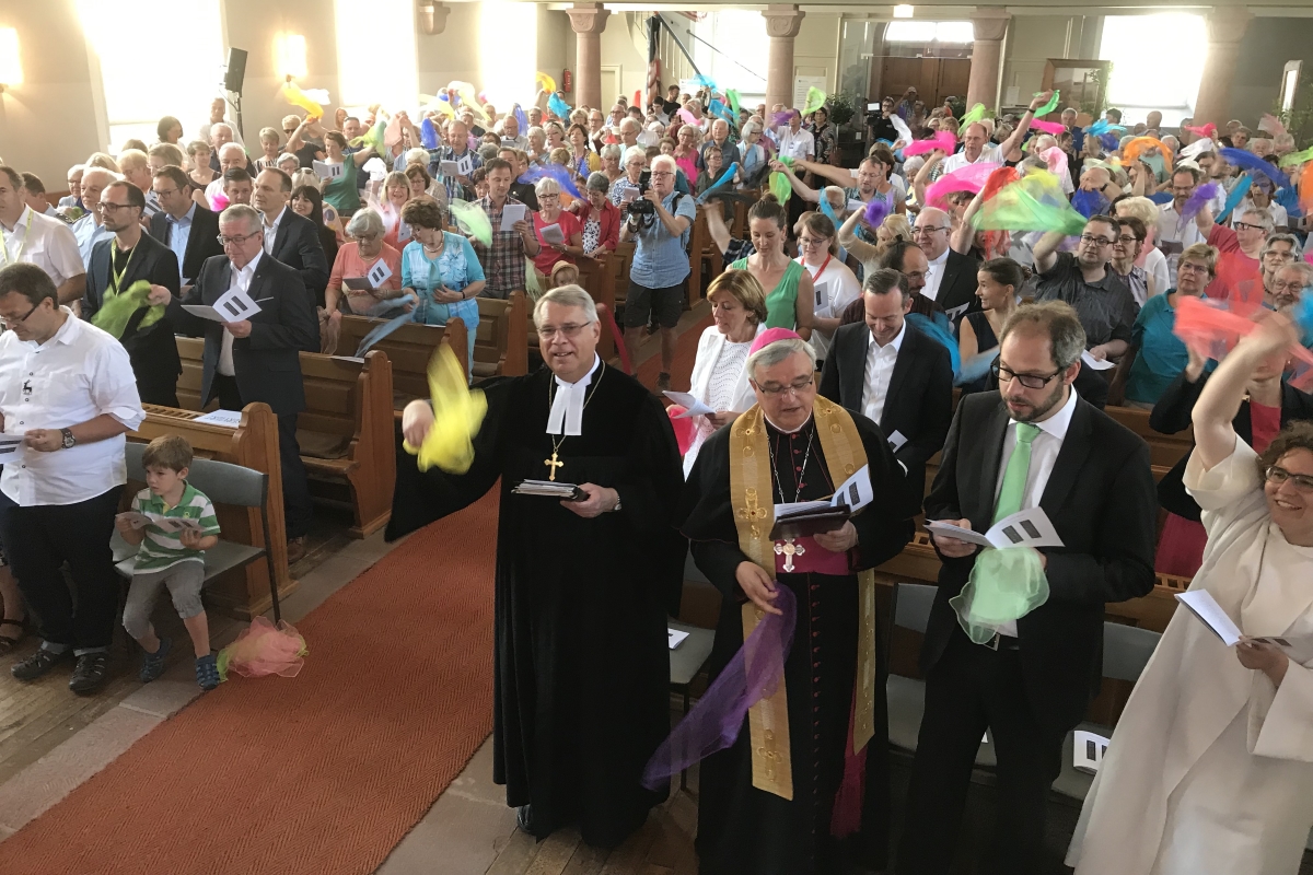 Gottes bunte Stadt: Gottesdienst in der Protestantischen Stadtkirche Annweiler. (Foto: lk)