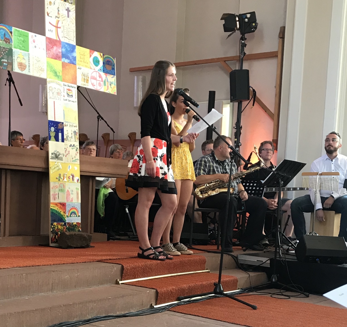 Frische Musik am heißen Tag: Schülerinnen des Ev. Trifelsgymnasium Annweiler. (Foto: lk)