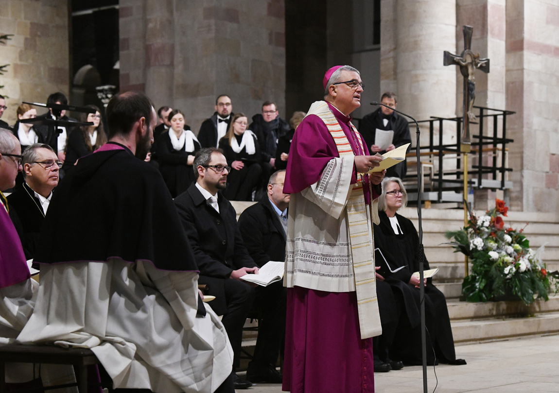 Bischof Karl-Heinz Wiesemann begrüßte die Gottesdienstbesucher. 