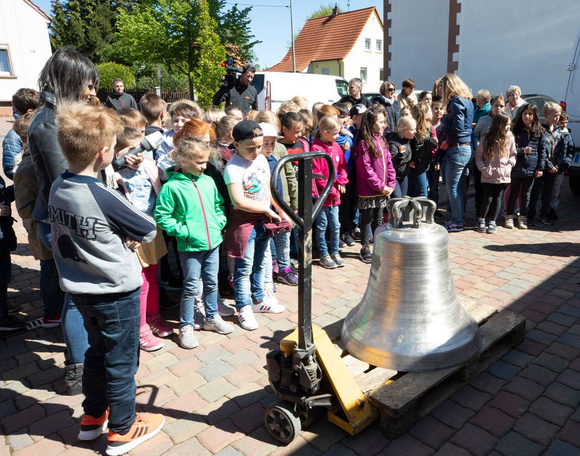 Interessiertes Publikum: Kindergartenkinder und Grundschüler bestaunen die Ankunft der neuen Glocke. Foto: view