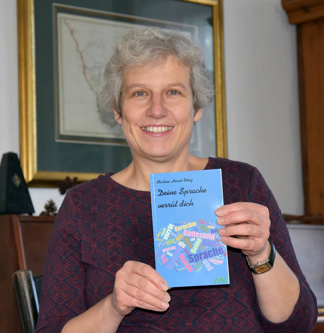 Pfarrerin Martina Horak-Werz mit ihrem neuesten Buch. Foto: Horak-Werz