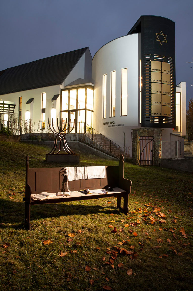 Synagoge Beith-Schalom in Speyer mit der von den Kirchen gestifteten Menora. Foto: lk