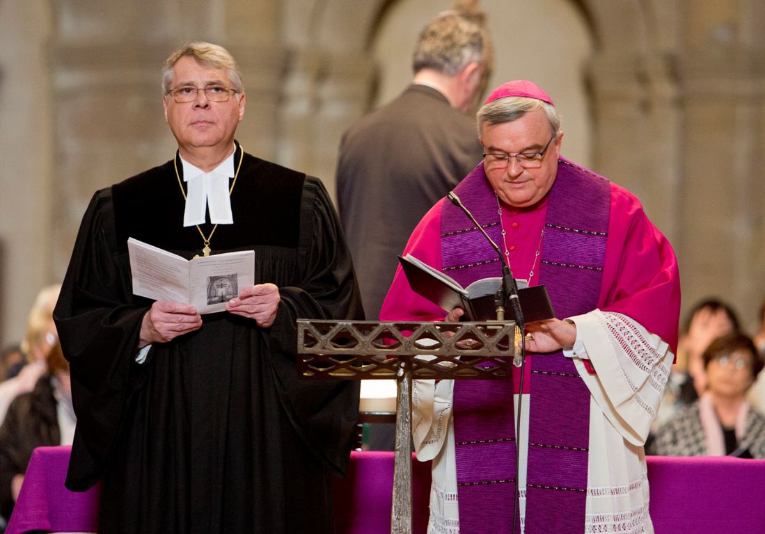 Verbunden im Gebet: Kirchenpräsident Schad (l.) mit Bischof Wiesemann beim Versöhnungsgottesdienst 2017 in Otterberg.