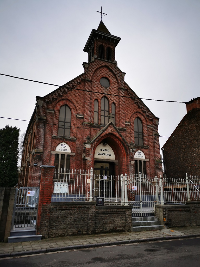 Fassade der besichtigten Kirche in Charleroi-Marcinelle.