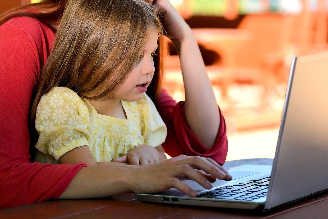 Arbeit und Kinderbetreuung belastet Familien: Die BKE Eltern-Beratung hilft online.