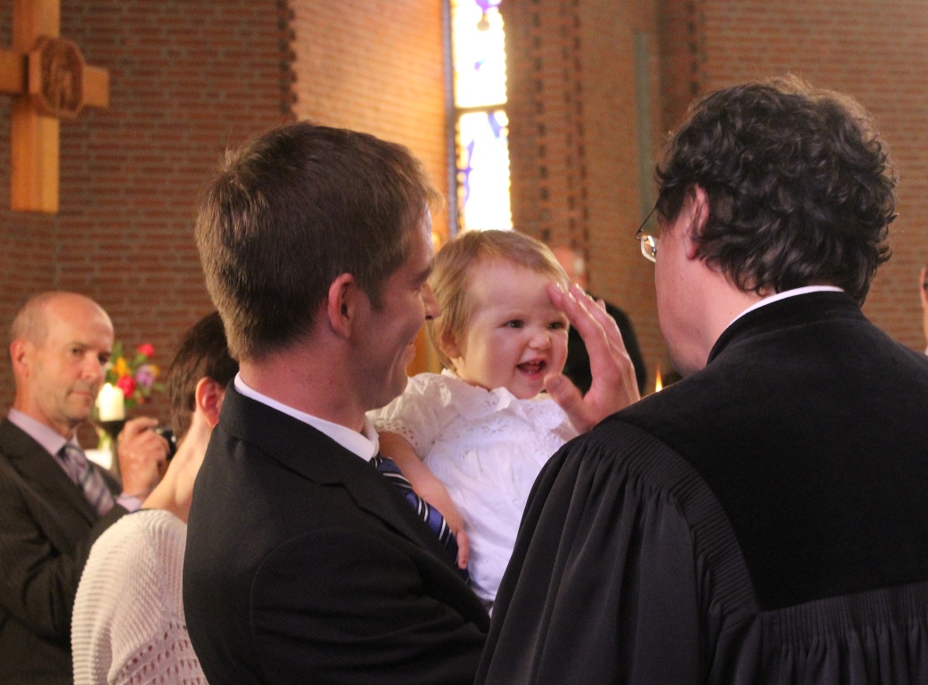 Die Taufe von Babys und Kleinkindern gibt Halt und verbindet Familien mit der Kirchengemeinde.