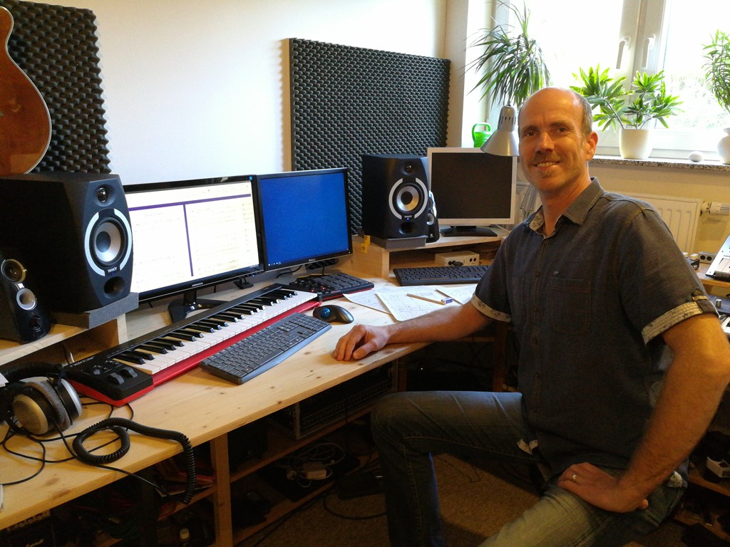 Der Homburger Bezirkskantor Stefan Ulrich widmet sich im Homeoffice neuen Produktionen.