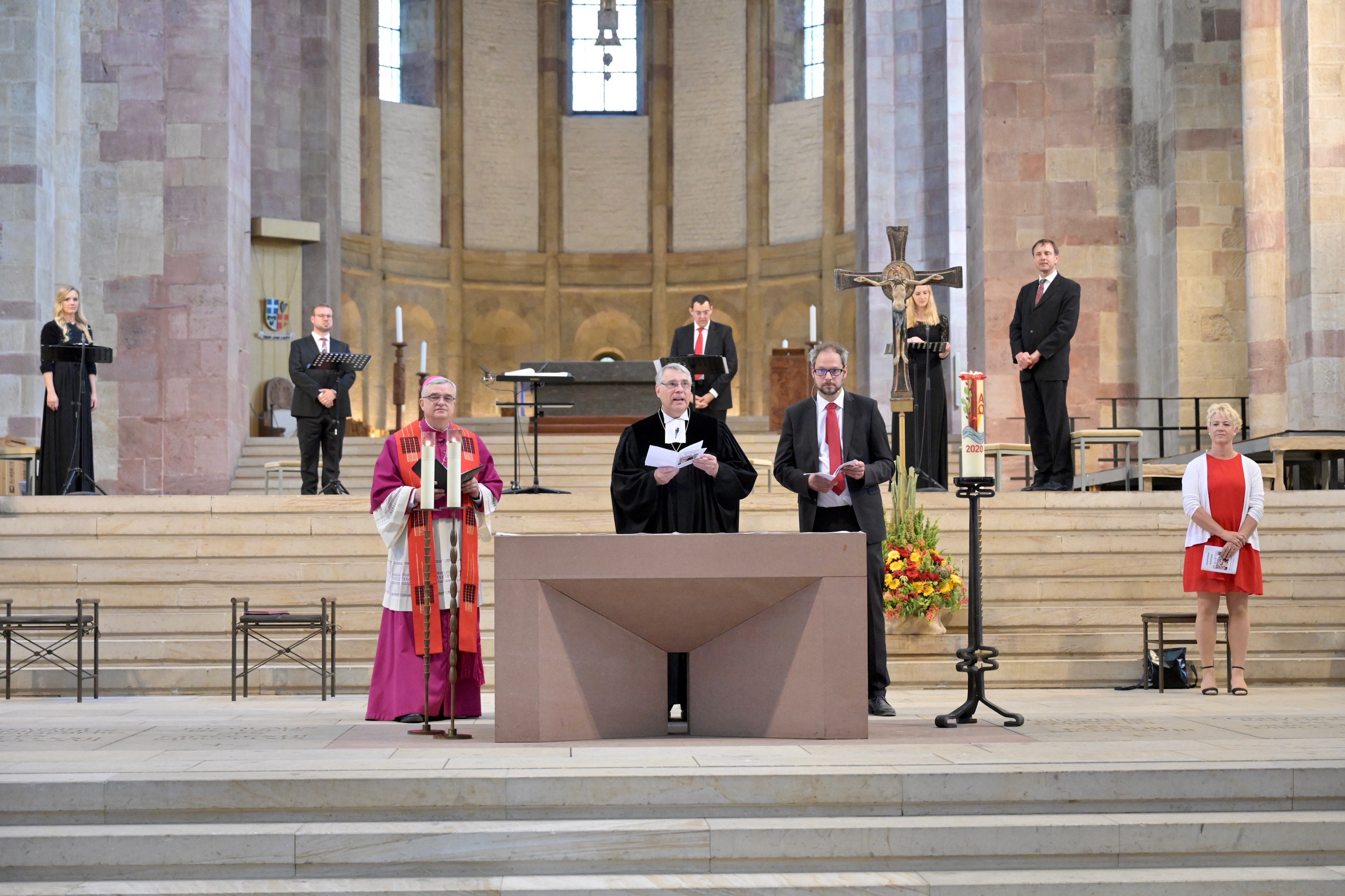 Bischof Wiesemann, Kirchenpräsident Schad, Pastor Wagner und Anja Bein mit dem Vokalensemble im Hintergrund. Foto: lk/Landry