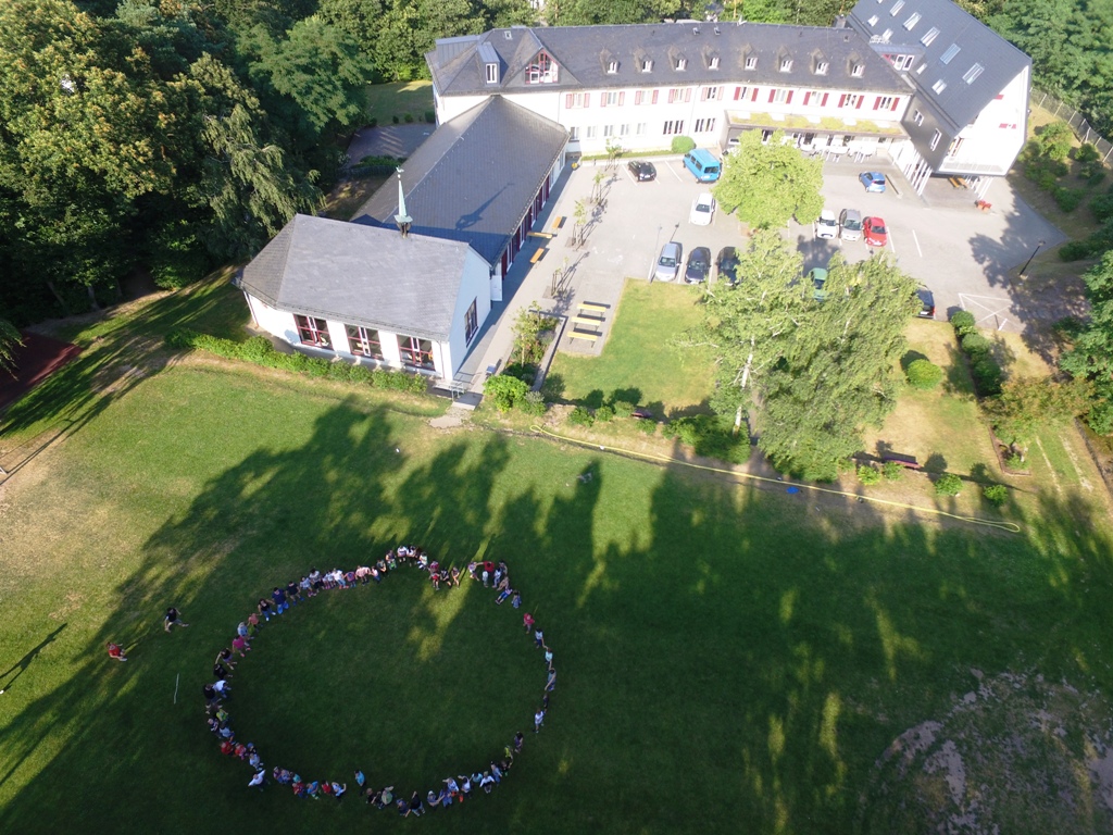 Blick auf das Martin-Butzer-Haus Bad Dürkheim: Aufgrund der großen Fläche können Ferienangebote trotz Pandemie unterbreitet werden.