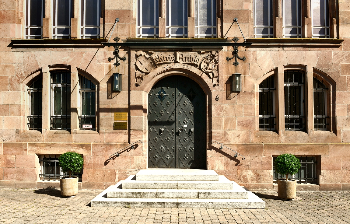 Eingang zum Zentralarchiv am Domplatz 6 in Speyer.