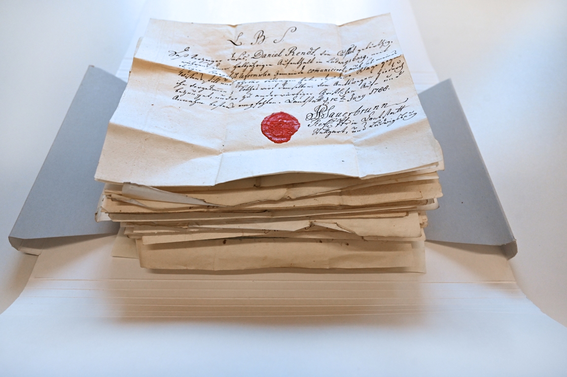 Garant der Erinnerungskultur: Im Zentralarchiv der Evangelischen Kirche der Pfalz werden Dokumente wie dieses Konvolut mit Vorzeigebriefen aus dem 18. Jahrhundert aufbewahrt
